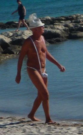 Интересный купальный костюм, неизвестного дедушки (2 фото)