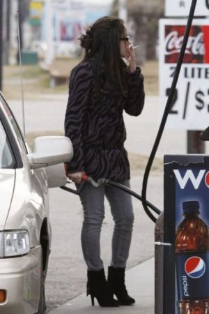 Девушка курит на АЗС, при заправке собственного авто (7 фото)