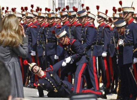Солдаты упавшие в обморок на официальных церемониях (16 фото)