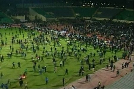 Побоище египетских фанатов на стадионе в Порт-Саиде 02.02.2012 (10 фото + 1 видео)