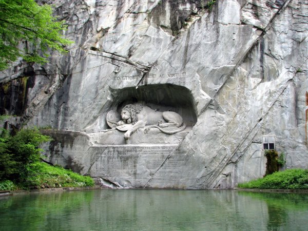 Памятник «Умирающий лев» в Швейцарской Люцерне